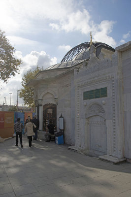 Istanbul at Yeni Valide Mosque october 2018 7423.jpg