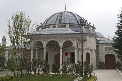 Istanbul Naksidil Valide Sultan Mausoleum october 2018 9295.jpg