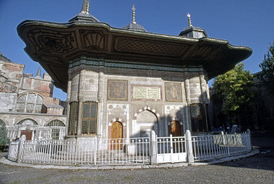 Istanbul Ahmed III fountain 464.jpg