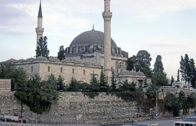 Istanbul at Yavuz Selim Mosque 93 051.jpg