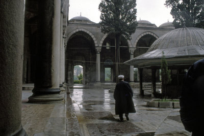 Istanbul at Yavuz Selim Mosque 93 054.jpg