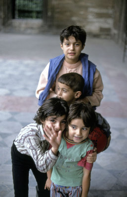 Istanbul Kids at Yavuz Selim Mosque 93 056.jpg