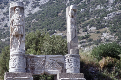 Efes pillars with humans