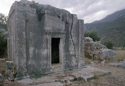 Kash monolithic grave