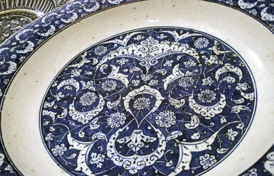 Plate in blue and white
