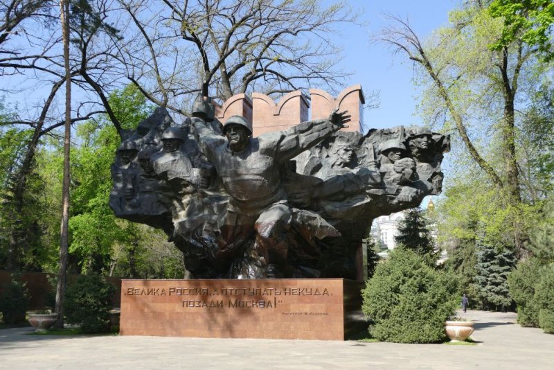 <a href=http://www.almaty-kazakhstan.net/attractions/parks/panfilov-park>War memorial in Panfilov Park, Almaty</a>