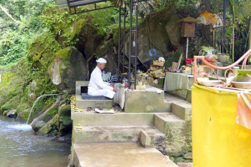 Priest blessing the offerings before individuals perform the purification ritual