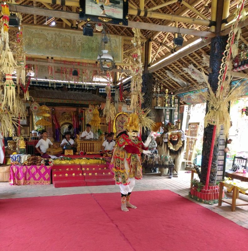 <a href=https://youtu.be/0OMq6hWe49U >Male Bali Dancer</a>