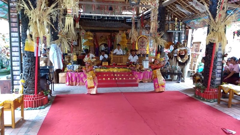Two Girls doing a <a href=https://youtu.be/7xuy7xXEvGc >Bali Dance</a>