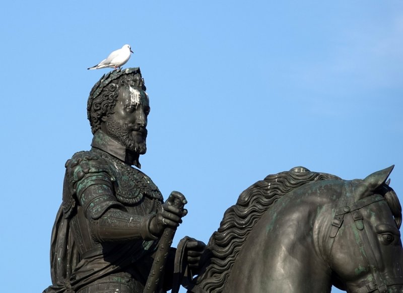 No respect at all for the statue