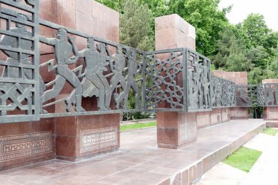 Sculpture showing how the people came together to help rebuild Tashkent after the earthquake
