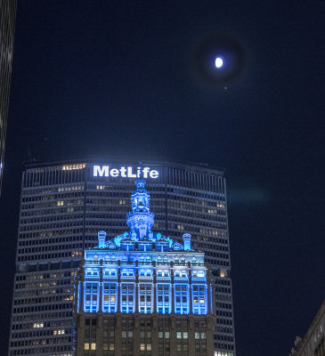Robert Woll - c2346 moon and planet over Met Life