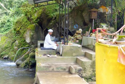 Priest blessing the offerings before individuals perform the purification ritual