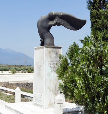 Memorial statue to the 700 Thespians who also died at the Battle of Thermopylae