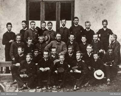 Er dette  Johan Wilhelm Normann Munthe 1885 OB.F i midten foran ?