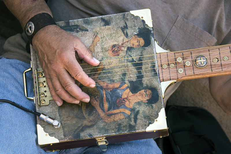 Hector's Guitar, Playing Frida