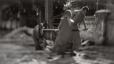 Working Monks @ Siem Reap