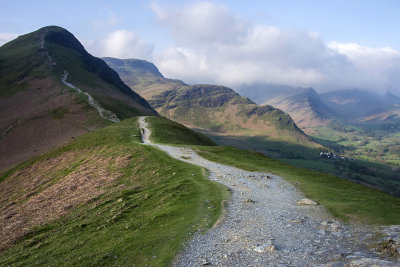 LookingBack_up_at_Cat_bells_peak_copy.jpg