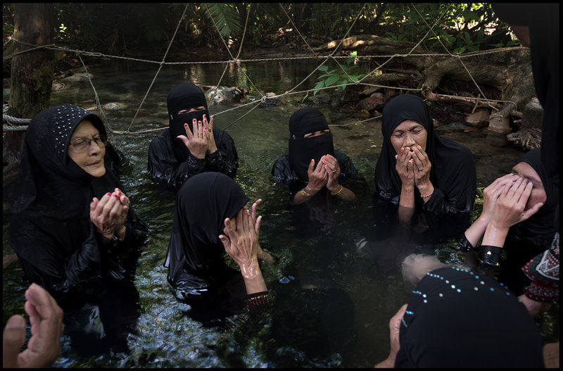 Muslim women praying in a hot spring - Thailand