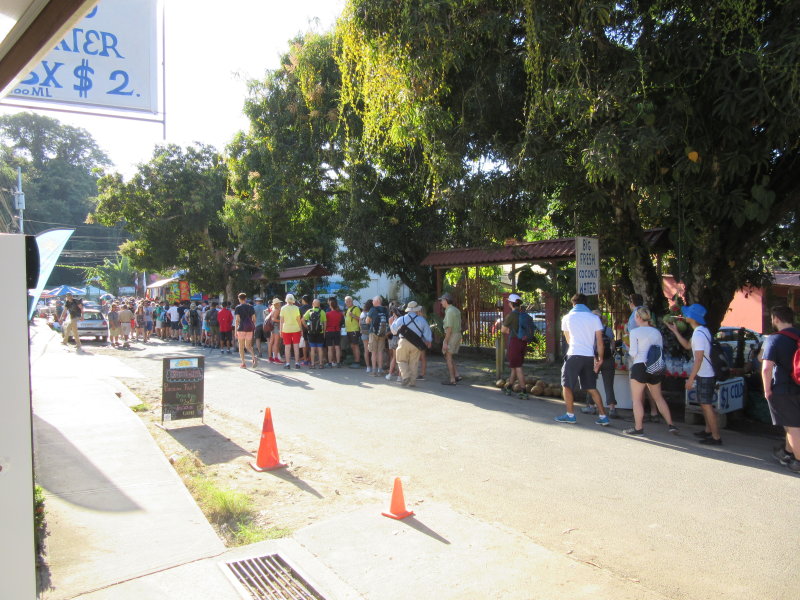 Queue to get into PN Manuel Antonio