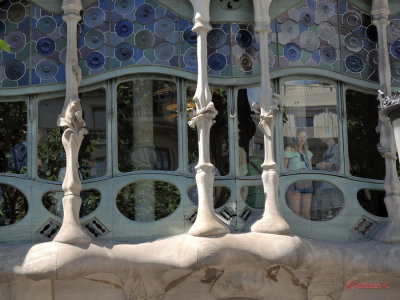 casa-batllo-turisti-barcelona-spania.jpg