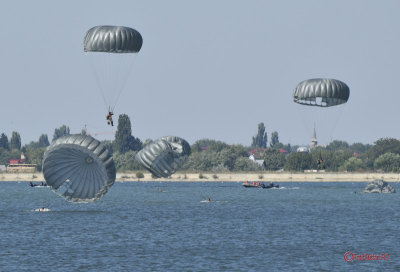 aeronautic-show-bucuresti-parasutisti-militari_06.JPG