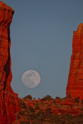 Cathedral Moon rise 8488.jpg