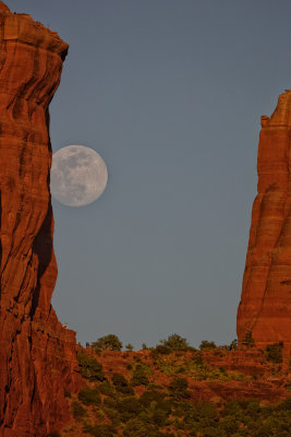 Cathedral Moon Rise 8502.jpg