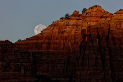 Cathedral_moon_set_1585.jpg