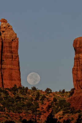 Cathedral_moon_set_1600.jpg