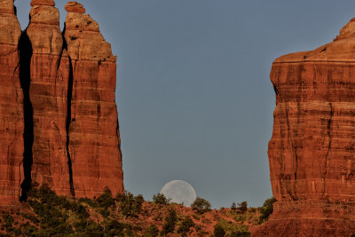 Cathedral_moon_set_1606.jpg