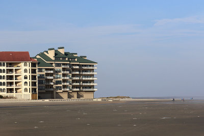 EE5A0385 IOP condo at low tide.jpg