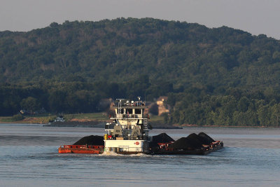 EE5A9811 The Janis R Brewer and a downriver gravel barge.jpg