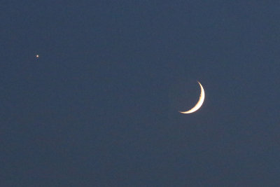EE5A1885 Crescent moon closeup.jpg