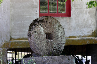 EE5A2071 Weisenberger Mill millstone.jpg