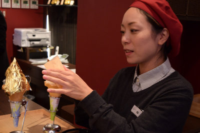 Preparation of gold-sheet ice cream (Kanazawa)