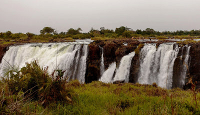 SA_13136-Victoria-Falls-swimmers.jpg