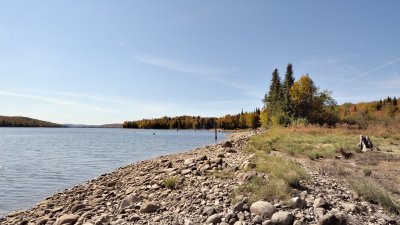 Le long du réservoir