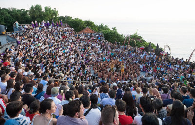 Audience in Kecak-Tanz in Pura Luhur Uluwatu