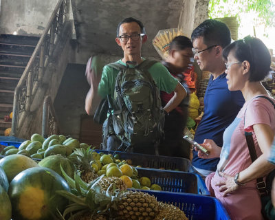 Discussion on the fruit market in Ubud.