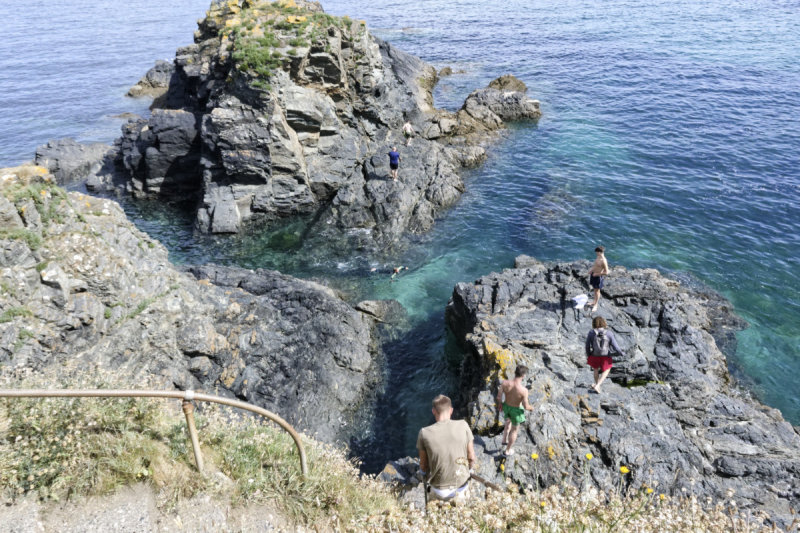 Cadgwith, rocks dividing main and little coves