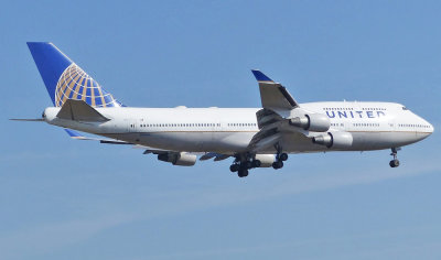 United Airlines N105UA