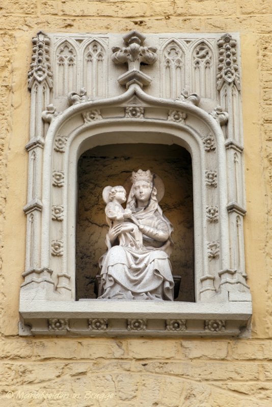 Ezelstraat nr83-105 Zittende Maria met Kind (koningin)