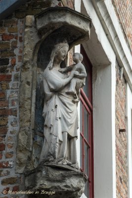 Ezelstraat nr 2 - staande Maria met Kind (foto2)-1.jpeg