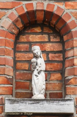 Klaverstraat nr 8 - staande Maria met Kind