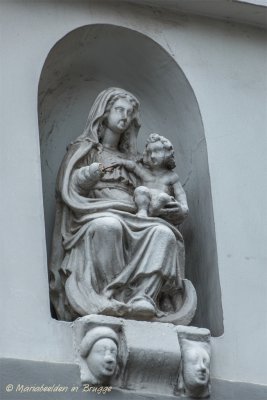 Moerstraat 36 - Zittende Maria met Kind