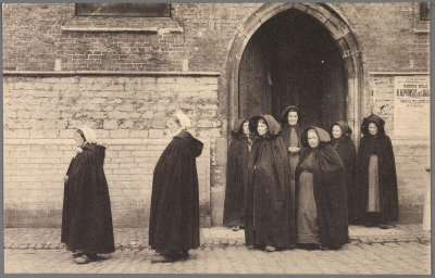Groep vrouwen in kapmantel bij de Jeruzalemkapel- prentbriefkaart 1920.jpg