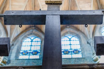 Het kruis boven het altaar