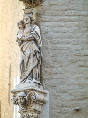 Sint-Walburgastraat 6 X Middelburgstraat - Staande Maria met Kind koningin