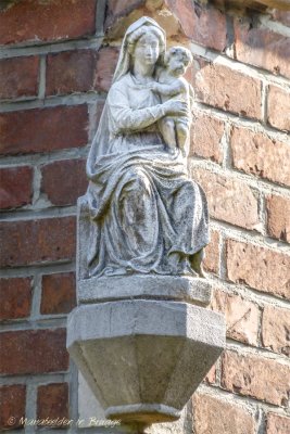 Stijn Streuvelsstraat 52 - Zittende Maria met Kind